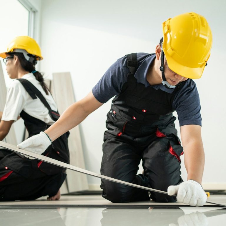 vloerenlegger controleert vlakheid vloer