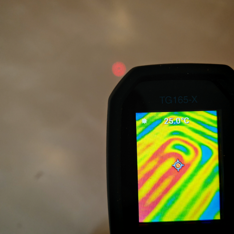 Thermische camera met kleurrijk temperatuurtemperatuurdisplay en een laserpunt.